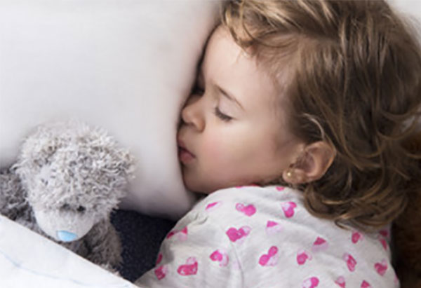Девочка спит