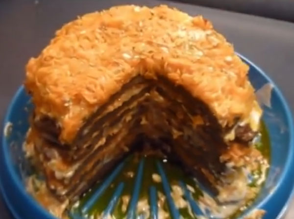 Пропитанный торт с отрезанным кусочком