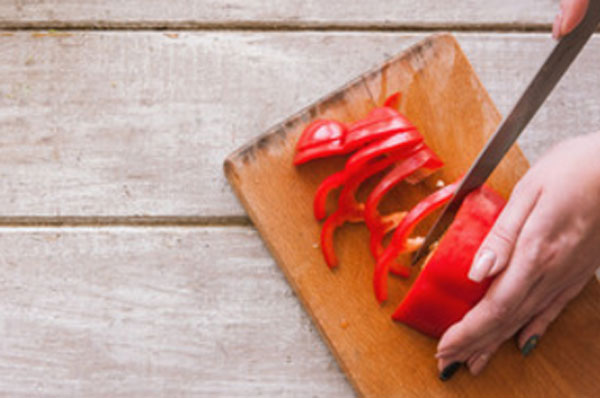 Нарезают перец