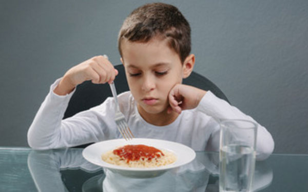 Мальчик нехотя ковыряется в тарелке