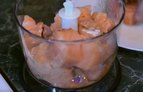 Кусочки рыбы в блендере