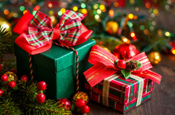 Праздничные подарки под елочкой