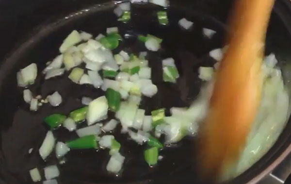 Размешивание ингредиентов деревянной лопаткой