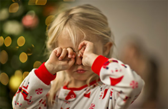 Девочка трет глаза