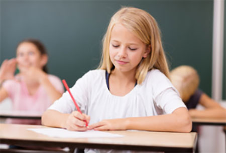 Дети пишут диктант