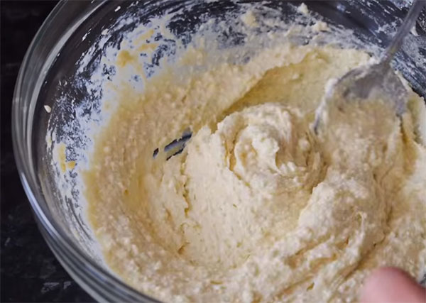 Творог с мукой и желтком размешивают