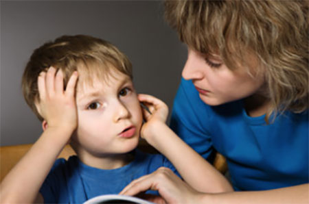 Мальчик пересказывает маме услышанный материал