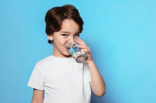 Ребенок пьет воду