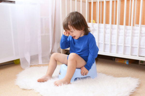 Мальчик сидит на горшке и плачет