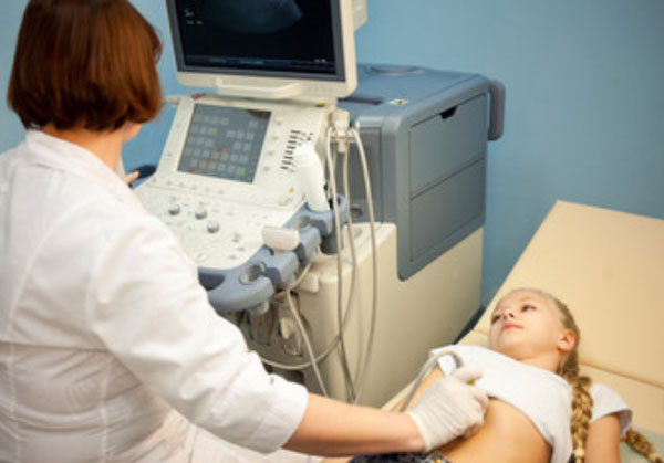 Девочке делают узи живота