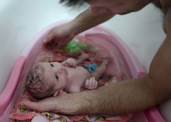 Папа купает грудничка