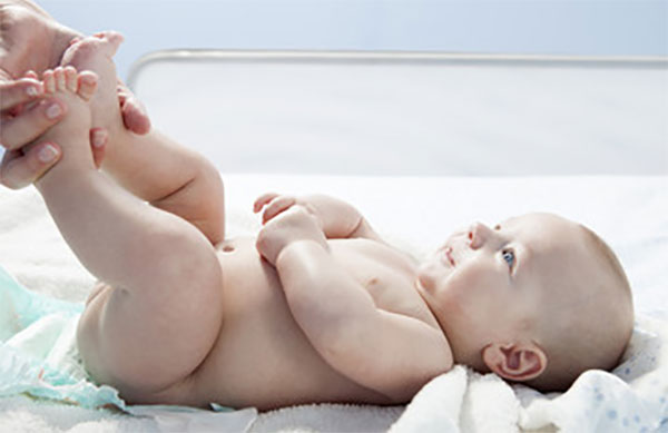 Лежит грудной ребенок