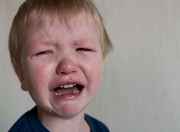У мальчика красное лицо, он сильно плачет