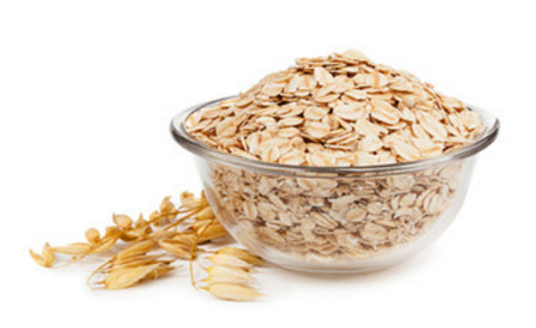 Хлопья в тарелке, рядом лежат колосья