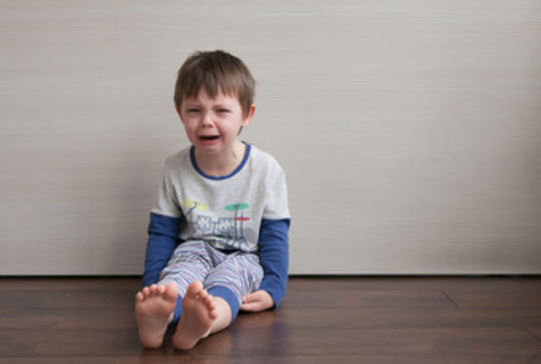 Ребенок протестует, сидя на полу