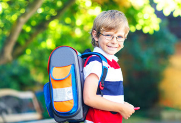 Мальчик в очках с рюкзаком на спине