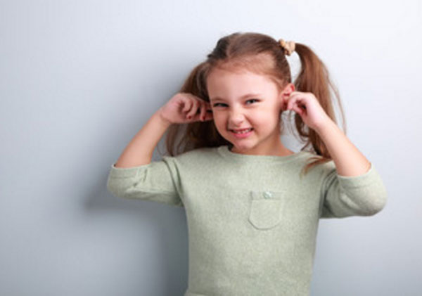 Девочка скривилась, вставила пальцы в уши