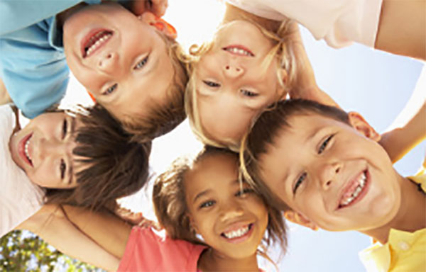 Пятеро детей обнимаются