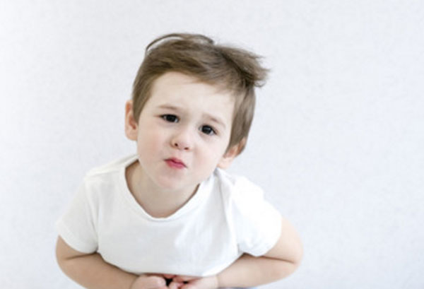 Мальчик держится за животик