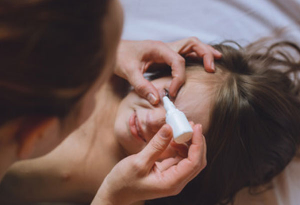 Мама закапывает ребенку глаза