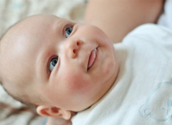 Грудной малыш с сыпью на щечках