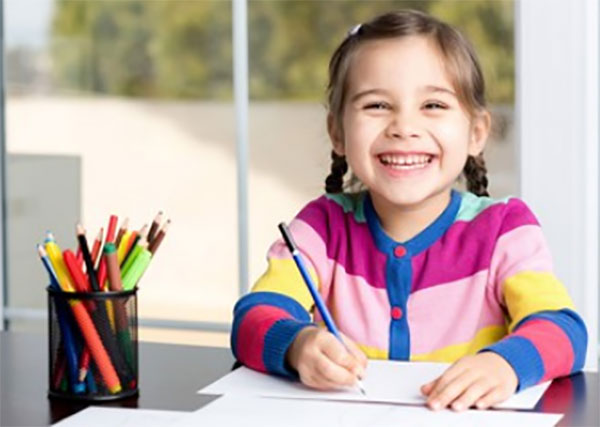 Девочка рисует