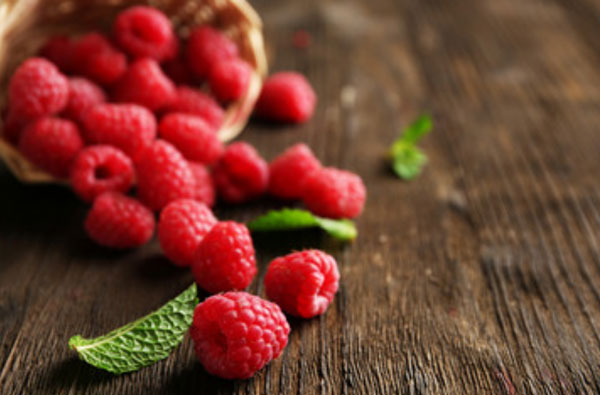 Малинки рассыпанные на столе