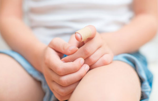 Мальчик с забинтованным пальцем