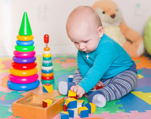 Ребенок до года увлечен игрушками