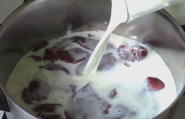 Печень заливают молоком