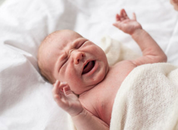 Грудничок плачет