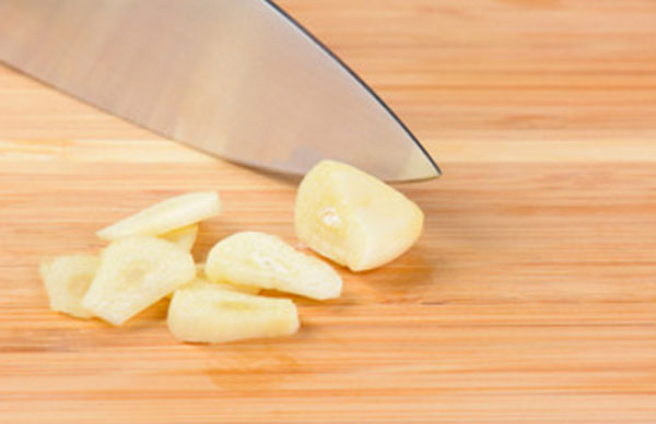 Разрезанный зубчик чеснока