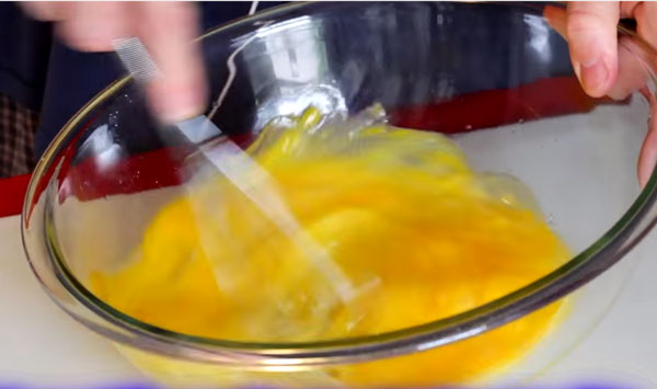 Яичную смесь взбивают венчиком