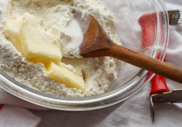 Мука и растопленное масло
