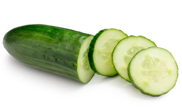 Огурец, частично нарезанный кольцами