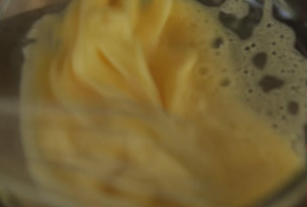 Взбивают яйца с молоком