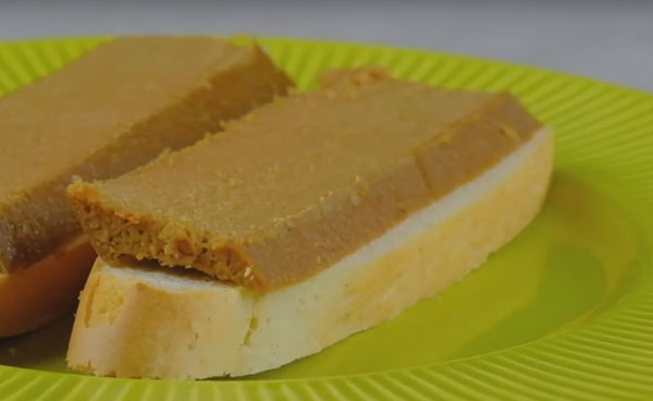 Готовые кусочки суфле на хлебе