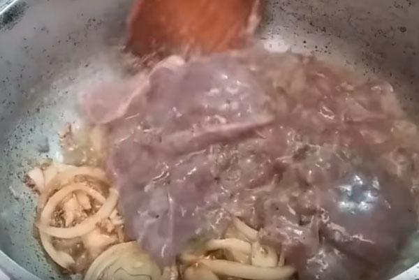 Добавление печени. Размешивание ее с луком