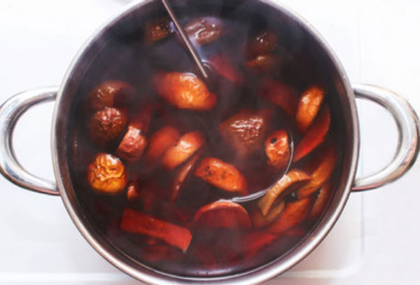 Кастрюля с горячим компотом из сухофруктов