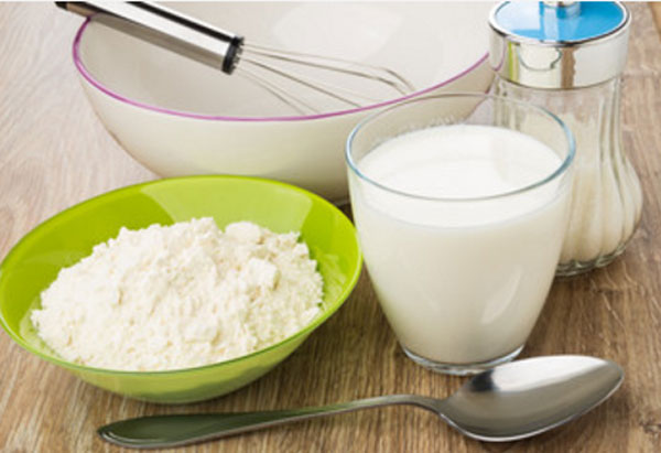 Миска с венчиком, стакан кефира, мука, соль