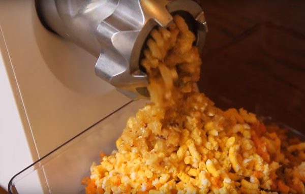 Перемалывание тушенного лука