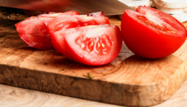 Помидор нарезают на дольки