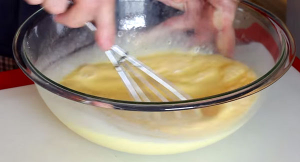 Взбивают венчиком яйца с молоком