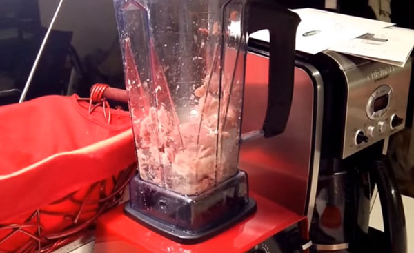 Измельчение мяса и других ингредиентов в блендере