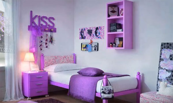 Комната девочки. На стене полки, надпись "kiss"