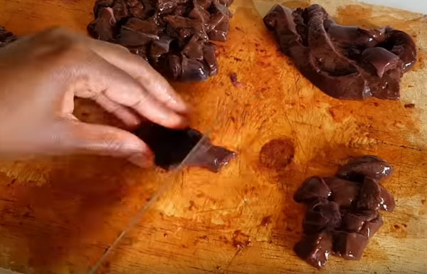 Нарезание печени кубиками