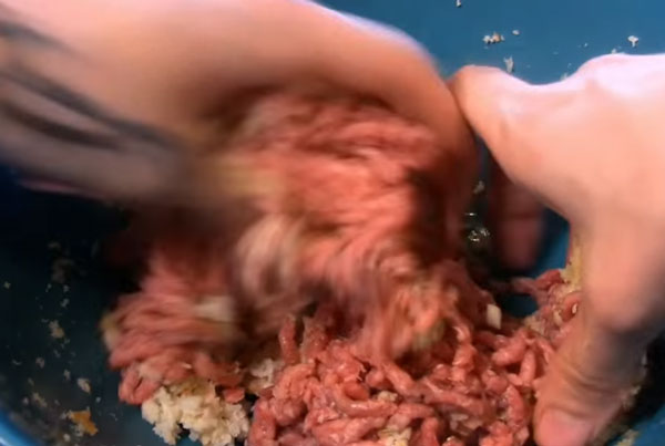 Вымешивание фарша руками