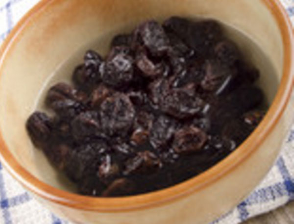 Изюм, замоченный в воде