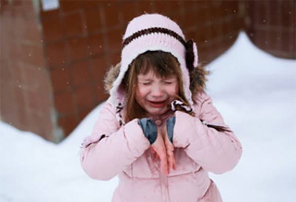 Девочка на улице, плачет (сильно замерзла).