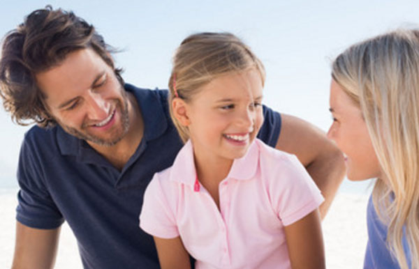 Мама и папа что-то рассказывают дочке